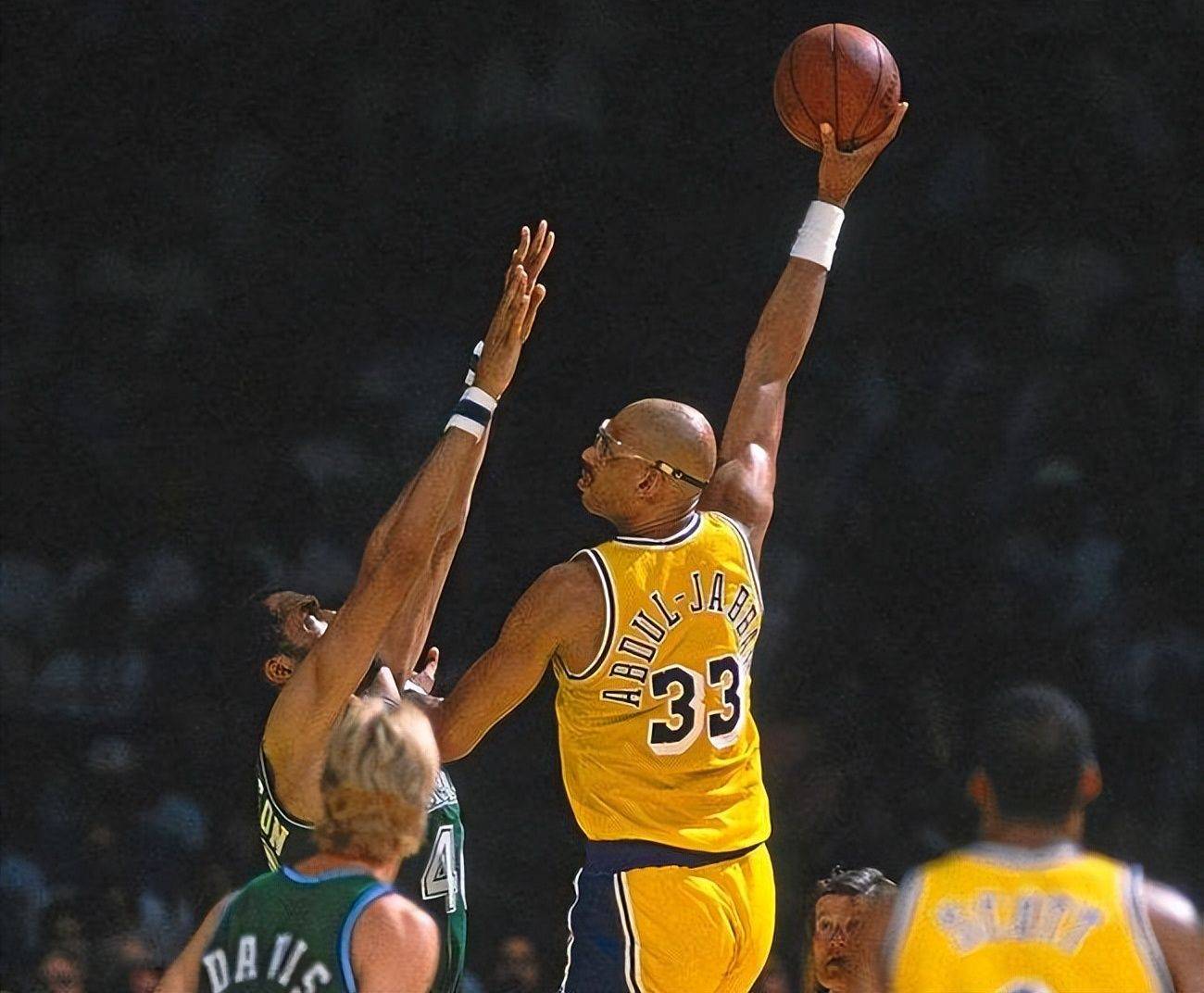 一胜难求！这支拥有意甲金靴英超金手套的球队，如今彻底沦为垫底（曾拥意甲金靴与英超金手套的球队，如今难求一胜沦为垫底）