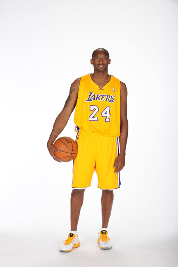 奥迪召开发布会展示2026赛季概念车，拜仁众将与车进行合影（奥迪发布会亮相2026赛季概念车，拜仁球员现场合影）