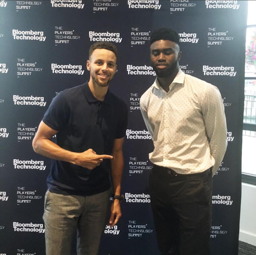 秀西班牙语，弗里克和记者开玩笑：搞什么，你们这些混蛋？（弗里克秀西班牙语与记者打趣：你们这是搞什么，伙计们？）