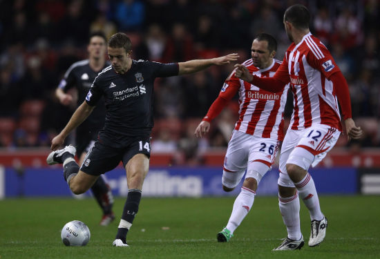 詹姆斯两双数据跻身队史前十，湖人负马刺止步NBA杯八强（詹姆斯砍两双跻身队史前十，湖人不敌马刺无缘NBA杯四强）