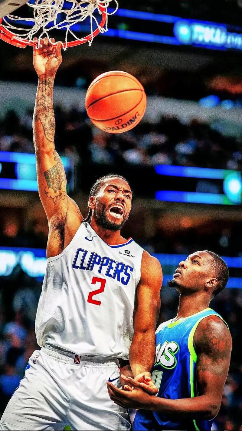 传奇门将正式退役，全场球迷起立致敬（传奇门将宣布挂靴，现场球迷起立致意）