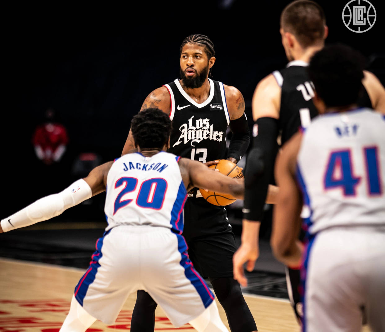 篮球火箭球员社媒晒出训练照（火箭队球员在社交平台晒训练照）