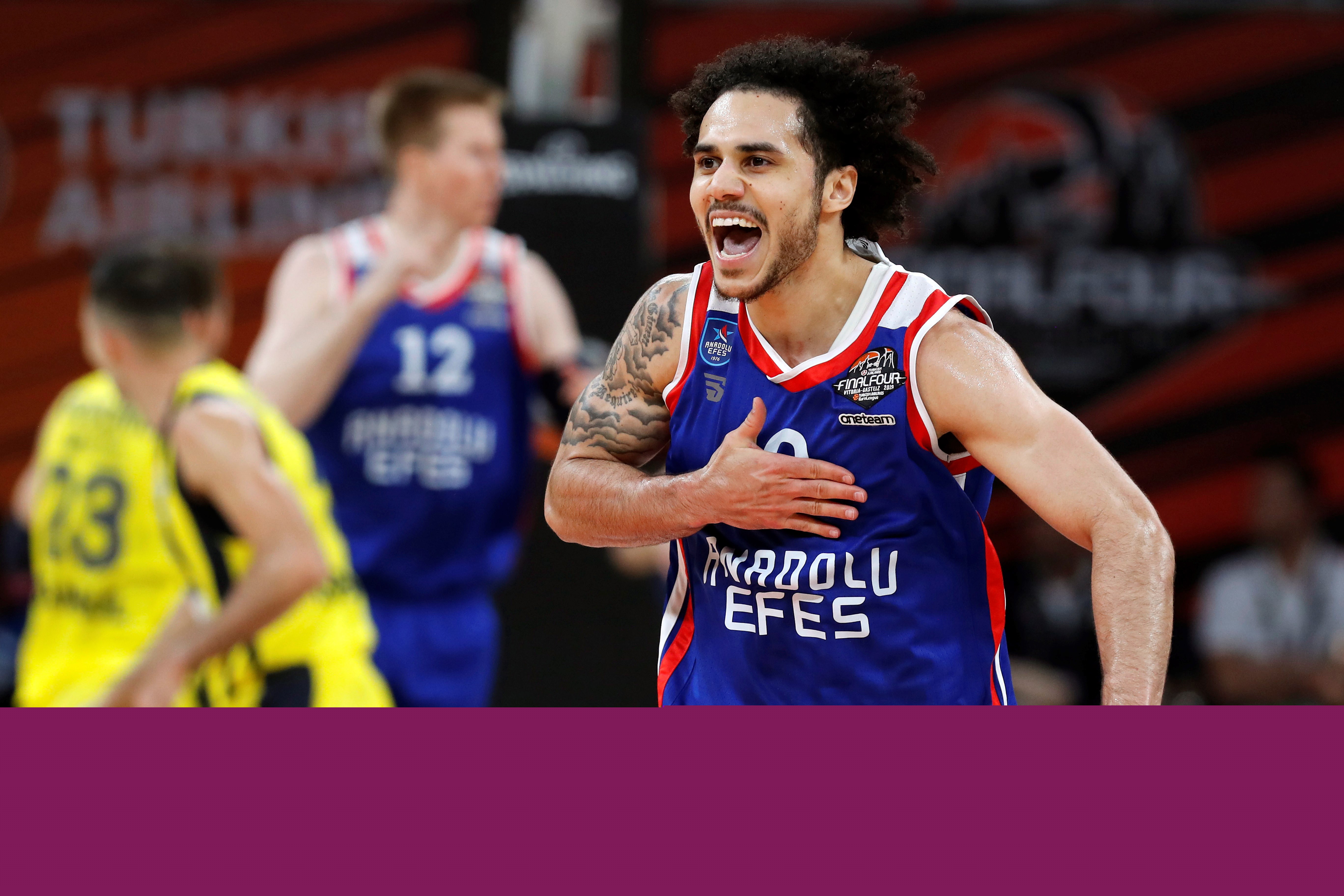 外线可以！麦科勒姆半场4记三分拿下14分2助攻 命中半场压哨三分（外线火力全开！麦科勒姆半场飙进4记三分，拿下14分2助攻并命中半场压哨三分）