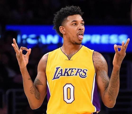 齐沃：在比赛的某个阶段全队都过度兴奋，缺乏清晰的思路（齐沃：比赛一度全队情绪过热，思路不够清晰）