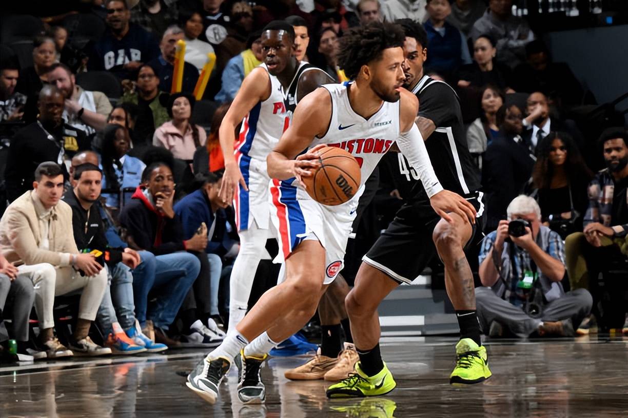 杨瀚森砍4+2+2填满数据栏，主教练赛后指出不足：防守犯错+跟不上节奏（杨瀚森4分2板2助数据齐全，主帅赛后点出短板：防守失误、节奏偏慢）