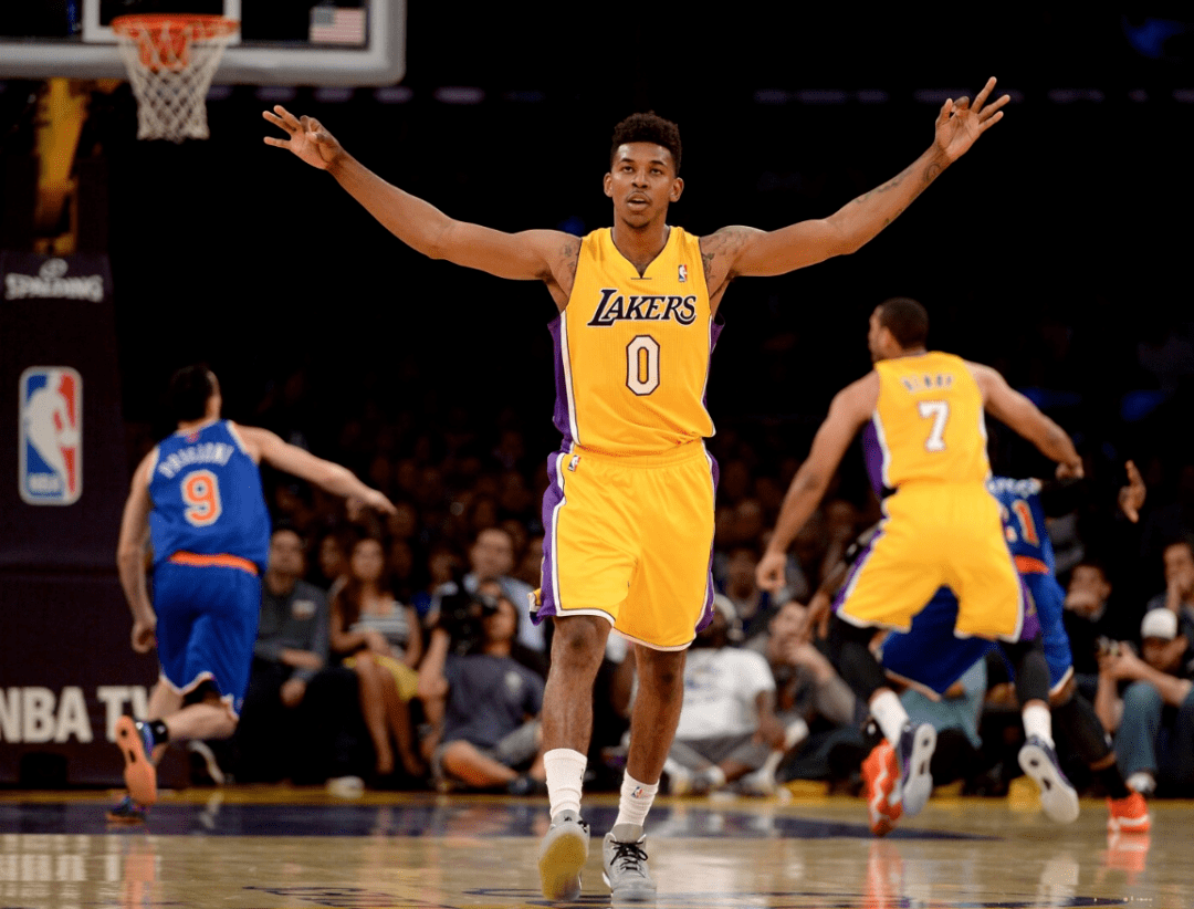 马刺首节轮换阵容，文班亚马遗憾未登场（马刺首节调整阵容，文班亚马未获出场机会）